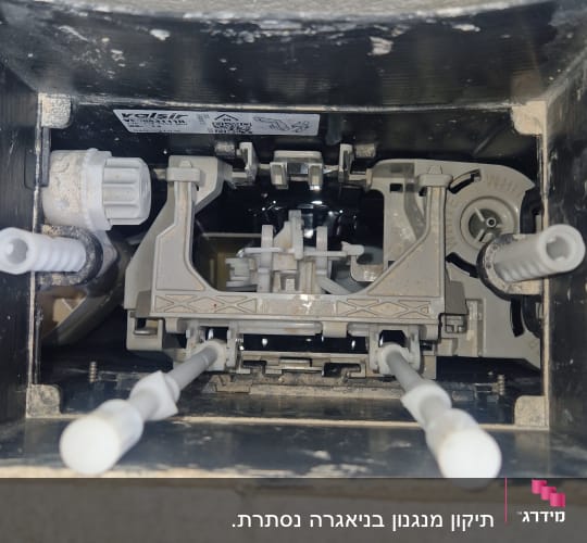 מנגנון פנימי של מערכת אינסטלציה בקיר